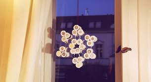 Geschenke lassen sich ganz leicht selber machen und personalisieren. Adventskalender Aus Klorollen Basteln Winterliche Schneeflocke Anleitung