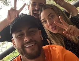 La migliore risorsa creativa per lavori grafici e progetti di marketing! Neymar Reencontra Carol Dantas E Vinicius Martinez Em Sao Paulo Que Saudade Quem Quem News