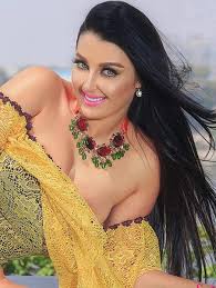 كشفت الراقصة الأرمينية صافيناز، أنها أخفت خبر زواجها لنحو 5 أشهر بسبب ظروف زوجها العائلية، فهو أرمل ولديه أبناء كان يخشى على مشاعرهم بخبر زواجه، وهذا ما دفعه ودفعها «تضامنا معه» إلى إخفاء الزواج. ØµØ§ÙÙŠÙ†Ø§Ø² Ù…Ù…Ù†ÙˆØ¹Ø© Ù…Ù† Ø§Ù„Ø±Ù‚Øµ Ù„Ù…Ø¯Ø© Ø´Ù‡Ø± Ø®Ø¨Ø± ÙÙŠ Ø§Ù„ÙÙ†