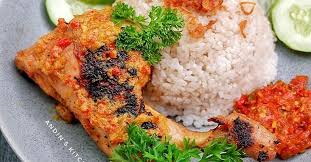 Ayam bakar bumbu rujak merupakan salah satu menu yang saat ini sedang hits di kalangan para pecinta kuliner. Mencicipi Ayam Bakar Bumbu Rujak Dengan 15 Cabai Rasa Pedasnya Bikin Nagih