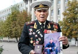 Ветеран другої світової війни іван залужний під час святкування свого дня народження у запоріжжі, 10 травня 2016 р. 96 Richnij Ivan Zaluzhnij Mriyav Vidznachiti 70 Richchya Peremogi Razom Zi Svoyim 23 Richnim Onukom Vaneyu