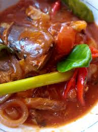 Tumiskan hirisan bawang besar, bawang putih dan lada hidup. Resepi Sardin Tin Masak Paprik Juadah Ringkas Resepi My