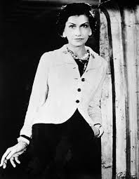 Puisque nous avons réussi à résoudre cette ligne de puzzle qui a pour indice : Les Basiques De La Maison Chanel Elle