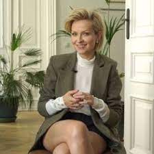 Marieta żukowska dołączyła do grona krótkowłosych celebrytek. 89 Marieta Zukowska Ideas In 2021 Koszula Smokingowa Rozowe Stylizacje Szare Garnitury