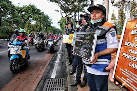 Larangan merokok di beberapa tempat umum mulai efektif diberlakukan di daerah khusus ibu kota (dki) jakarta pada 6 april 2006. Ini Aturan Larangan Merokok Saat Berkendara Kena Denda Rp 750 000 Halaman All Kompas Com