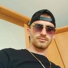 Arnold Lleshi added a temporary profile picture.