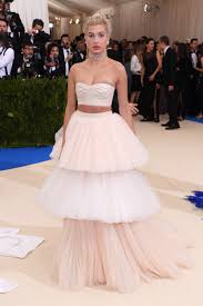 Met Gala 2017 Red Carpet Live All The Celebrity Dresses And Fashion Gala Fashion Celebrity Dresses Nice Dresses