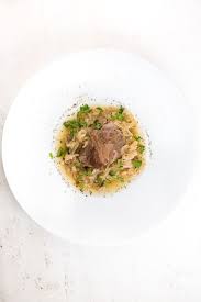 Leckere Rezept Variante Fur Geschmorte Kalbsbackchen Aus Dem Zwiebelsud Die Backchen Werden Dabei In Einem Sud Aus Wein Essig Und Bruhe 2 5 Stunden Geschmort