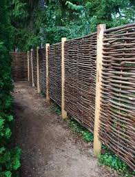 Wattle Fencing A Cheap Diy Material For Modern Outdoor Spaces Hinterhof Garten Hinterhof Zaun Ideen
