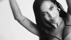 Anitta brinda chegada à Laser&Co em ação criada pela MAP Brasil