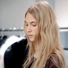 why your shampoo should be simpler goop blonde gewellte haare balayage frisur frisuren blond