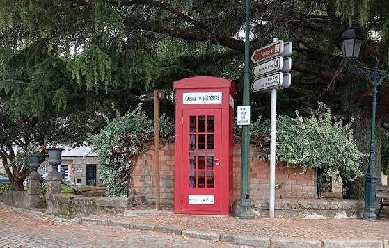 Em que foi transformada uma antiga cabine telefónica junto ao Jardim Público de Belmonte?