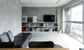 グレートーンの部屋に白茶ボディが映える まるっとしたお顔 真剣な表情 キュートなしぐさ インスタグラムで人気を集めるスター猫 どんこに会いに 写真家の井上佐由紀さんとアーティストマネージャーの外山輝信さんのお宅に伺った まったく人見知りをしないどんこは