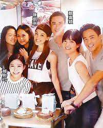 29歲陳凱琳自與老公鄭嘉穎結婚後，兩年抱兩的幸福生活絕對令人羨慕!近日陳凱琳就開心宣佈自己榮升為姑奶，因為孖生弟弟 derek 正式與女友阿 wing 拉埋天窗，21日更於金鐘紅棉路婚姻登記處註冊結婚，陳凱琳、鄭嘉穎以及陳爸爸、陳媽媽等人當然有到場打點，而他們一家人的顏值就再次成為網民. çžžçˆ¶ä¸Šå˜‰ç©Žå±‹ä¼éŽå¤œé™³å‡±ç³è²¼å…¨å®¶ç¦è£œé'Š è˜‹æžœæ—¥å ±