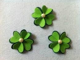 Basteln Sie Ein Vieblattriges Kleeblatt Aus Stoff Kreativ Aus Basteln Ein Kleeblatt Kreativ Sie St Patrick S Day Diy St Patricks Crafts Felt Crafts