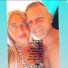 Se Holden è il tuo preferito vota tramite SMS al numero 477.000.1 indicando  il suo nome o 02, tramite APP wittyTV, APP Mediaset Infinity, tramite sito  web www.wittytv.it o tramite smart TV