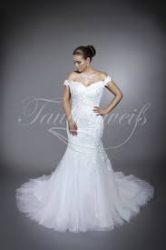 Langes brautkleid in großen größen mit carmenkragen und romantischer schleppe. Brautkleid Tw0071b Mit Carmenausschnitt Aus Spitze Und Tull