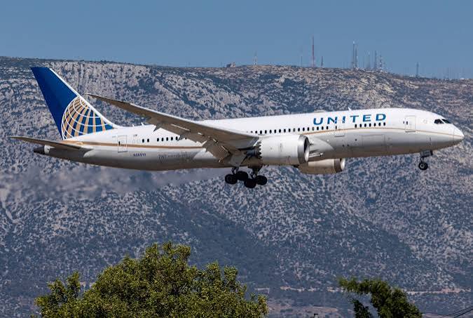 Is it safe to fly right now? What you should know about recent crashes and  FAA layoffs. | Vox