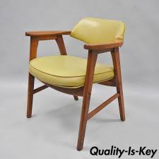 A mid century modern vintage black swivel office chair, which is an early model, designed by arne jacobsen, 1950s, denmark and executed by fritz hansen. Vintage Mid Century Modern Danish Style Armchair Desk Office Chair Gunlocke B From Vintage Philly Furniture Of Philadelphia Attic