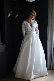 La Collection De Robe De Mariee 2020 De Manon Pascual Portee Par Cette Robe Au Col V Manches Longues Et Inti Robe De Mariee Robe Createur Idees Vestimentaires