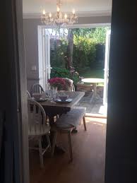 Rustic Chic Dining Room Lime Waxed Table Ikea Skogsta Bench Chandelier And Textured Throws To Add Beauty To The Raw W Cuisine Moderne Salle A Manger Moderne