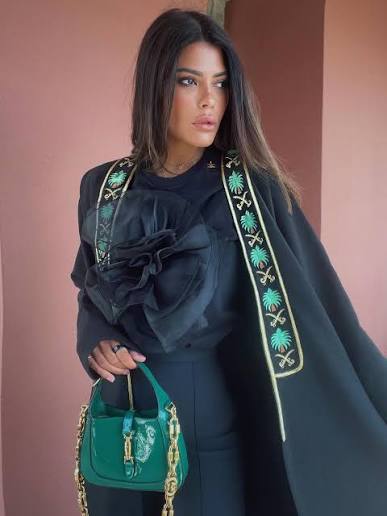 بين التطريزات التراثية والقصّات العصرية.. استلهِمي إطلالتكِ لـ #اليوم_الوطني_السعودي من وحي أنجح اختيارات مدونات الموضة السعوديات