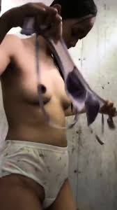 Ngintip Mandi Perawan Desa Yang Pakai CD Jadul Motif Bunga - EPORNER