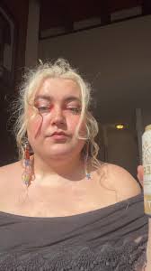 Shannon Hare (@eatmyunihorns)