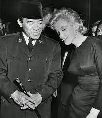 Chatting With Marilyn Monroe Soekarno Had Expressed A Desire To Meet Miss Monroe Who He Said Is One Of Indonesia S Favorite Act Sejarah Dunia Sejarah Militer