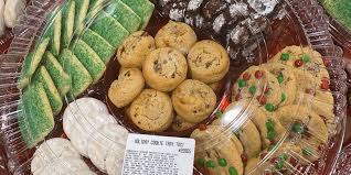 Choice of raspberry or chocolate filling. You Ll Want To Bring Costco S 70 Cookie Holiday Tray To Every Christmas Party