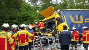 Zu einem unfall ist es an der talsperre und dem hirschknochenweg gekommen. Schwerer Lkw Unfall Auf Der A 5 Bei Weingarten