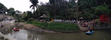 Teater Pinggir Sungai Di Taman Teras Cikapundung