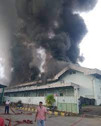 Api pertama kali terlihat sekitar pukul 05.10 wib. 6 Unit Damkar Turun Gudang Pt Indomarco Tanjung Morawa Masih Terbakar Harian Mistar