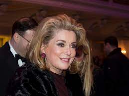 Der flohmarkt von madame claire ist ein 2018 entstandener franzoesischer film mit catherine deneuve und ihrer tochter chiara mastroianni. Catherine Deneuve Mit Ihrer Tochter Vor Der Kamera Bunte De