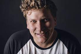Husk at klik på videoen for at se den med lyd. Fa Det Haeslige Break Up Med Din Eks Foreviget Som Scene I Heino Hansens Nye Comedy Show Magasinet M