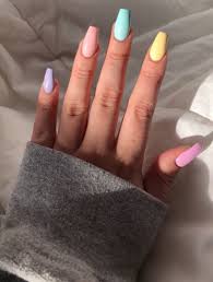 Son muchos los colores y efectos de tendencia, toma ideas y diviertete haciendo mezclas de tonos en tu proxima manicura Unas Acrilicas De Colores Elegantes Unas Acrilicas