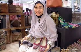 Untuk membuat batik dengan motif ini pun tentunya tidak perlu khawatir karena kami telah menyiapkan beberapa contoh yang bisa anda buat dan tiru. Laba Ciamik Dari Usaha Sepatu Batik