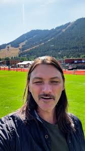 Big thanks to @family_guitars for letting me play Jerry Garcia's 1976 Travis  Bean TB500 #11 last night in Chicago. Jerry's first TB500. Used exclusively  from 8/4/76