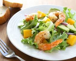 Salade Verte De Crevettes Mangue Et Avocat Recipe Arugula Salad Recipes Salad Recipes Salad