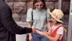 В сети выложили полное видео, на котором известный украинский блогер александр волошин дарит маленькой девочке iphone 11, а потом силой забирает его. D7ubx8wvpammqm