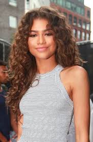 أفضل 7 قصات تناسب الشعر الطويل من إطلالات النجمات فوشيا long layered curly hair long hair styles layered curly hair