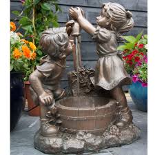 Ein wasserspiel im garten ist nicht nur ein blickfang, sondern das plätschernde wasser wirkt sehr entspannend und beruhigend und lenkt vom. Wasserspiel Kinder Am Brunnen Terrassenbrunnen Terrassenbrunnen Wasser Im Garten Gottwald Baustoffhandel