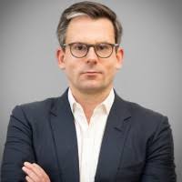 3200+ profilů „Standish“