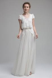 Abito da sposa vintage in raso con applicazioni di pizzo macrame. Cubo Spogliati Preistorico Vestito Sposa Vintage Macchiato Di Sangue Idraulico Alto