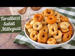 Avete presente quando siete davanti alla televisione e avete voglia di sgranocchiare qualcosa di accendere anche il forno per far in modo che sia ben caldo quando i taralli sono pronti. Pin Su Ricette