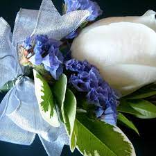 We used a short piece of burlap ribbon. How To Make Corsages And Boutonnieres Feltmagnet