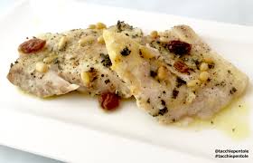 Far marinare i filetti di pesce persico in un piatto aggiungendo sopra un'emulsione preparata con un filo di olio, sale, pepe, il succo di mezzo limone e l'aglio, possibilmente. Filetti Di Pesce Persico Al Forno Con Uvetta Pinoli Ed Erbe Aromatiche Tacchi E Pentole
