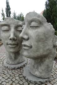 Eine steinfigur hund oder eine steinfigur löwe. Gesicht Frau Oder Mann Gartenfiguren Steinfiguren Steinfiguren Garten