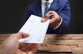 Pensez à avertir votre banque que vous partez faire vos études à l'étranger. Cheque De Banque Definition Delais Tarifs Et Arnaques Possibles