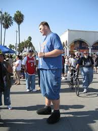 Igor vovkovinskiy, a longtime resident of rochester known for his status as the tallest person in america, has died at the age of 38. On Razyskival Na Rynke Velikanskie Botinki